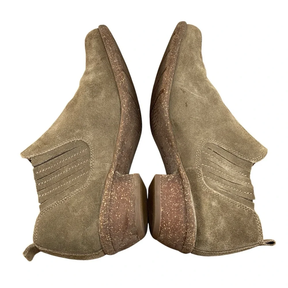 Clarks Wilrose Jade Chelsea Ankle Boots Women's Size 8 Taupe Suede Booties